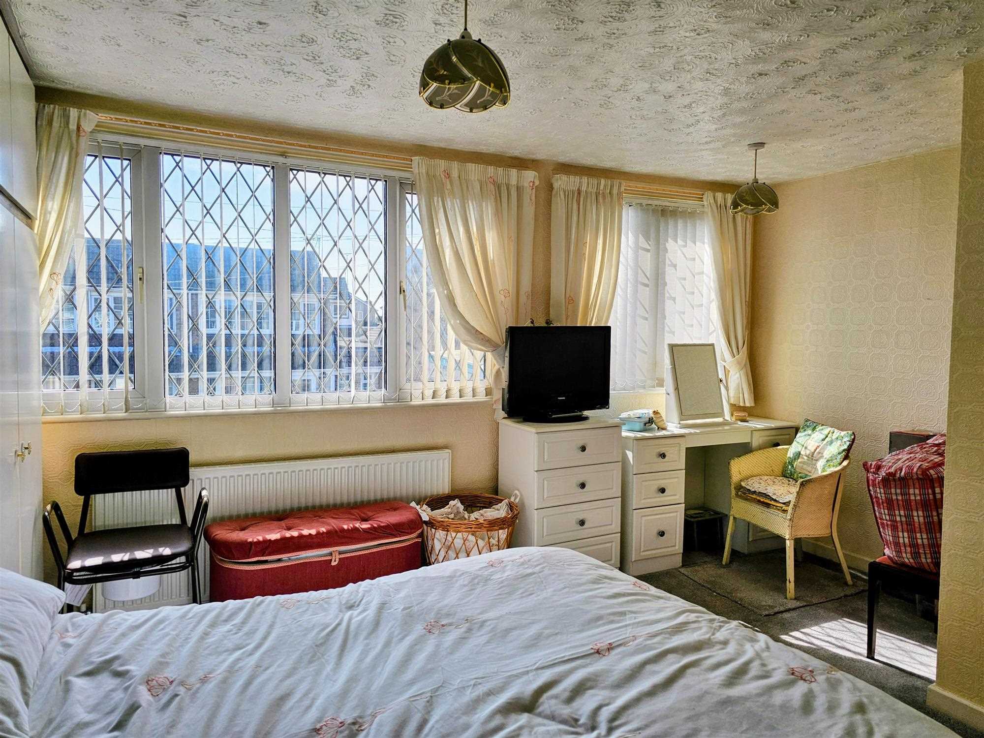 Southfields - Picture 9
