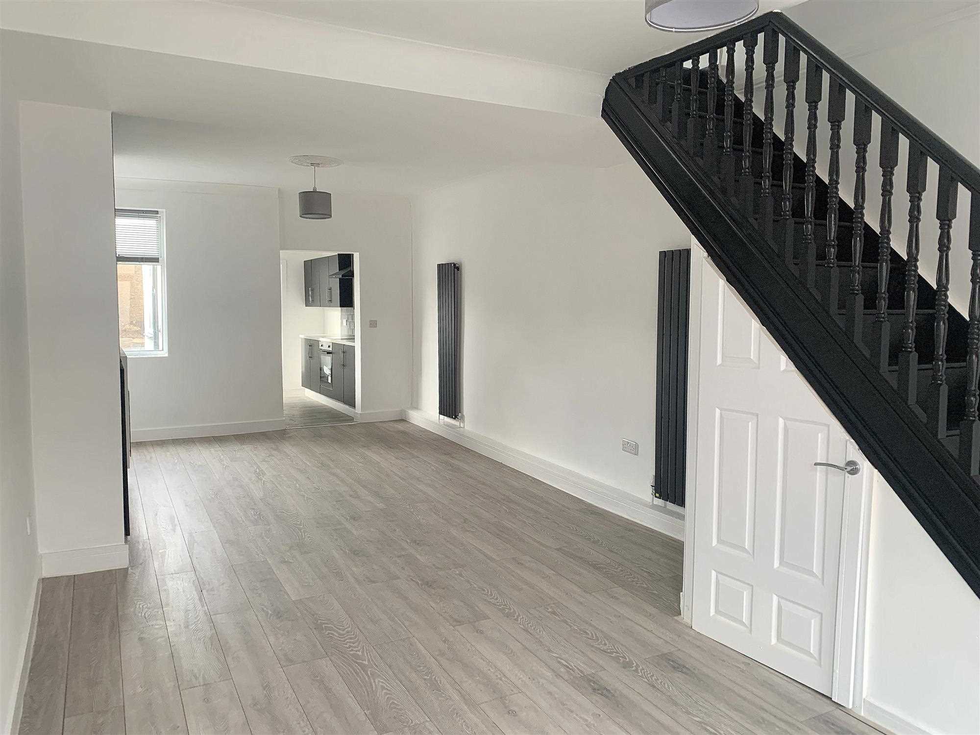 Queen Street - Picture 2