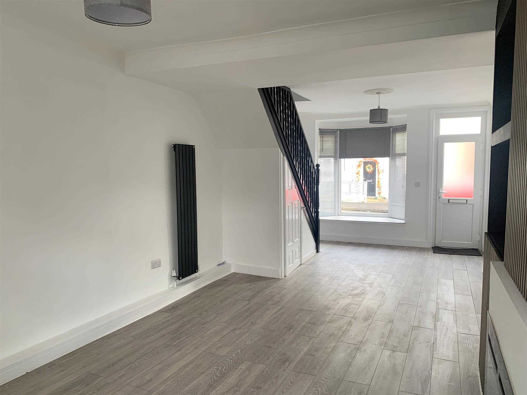 Queen Street - Picture 3