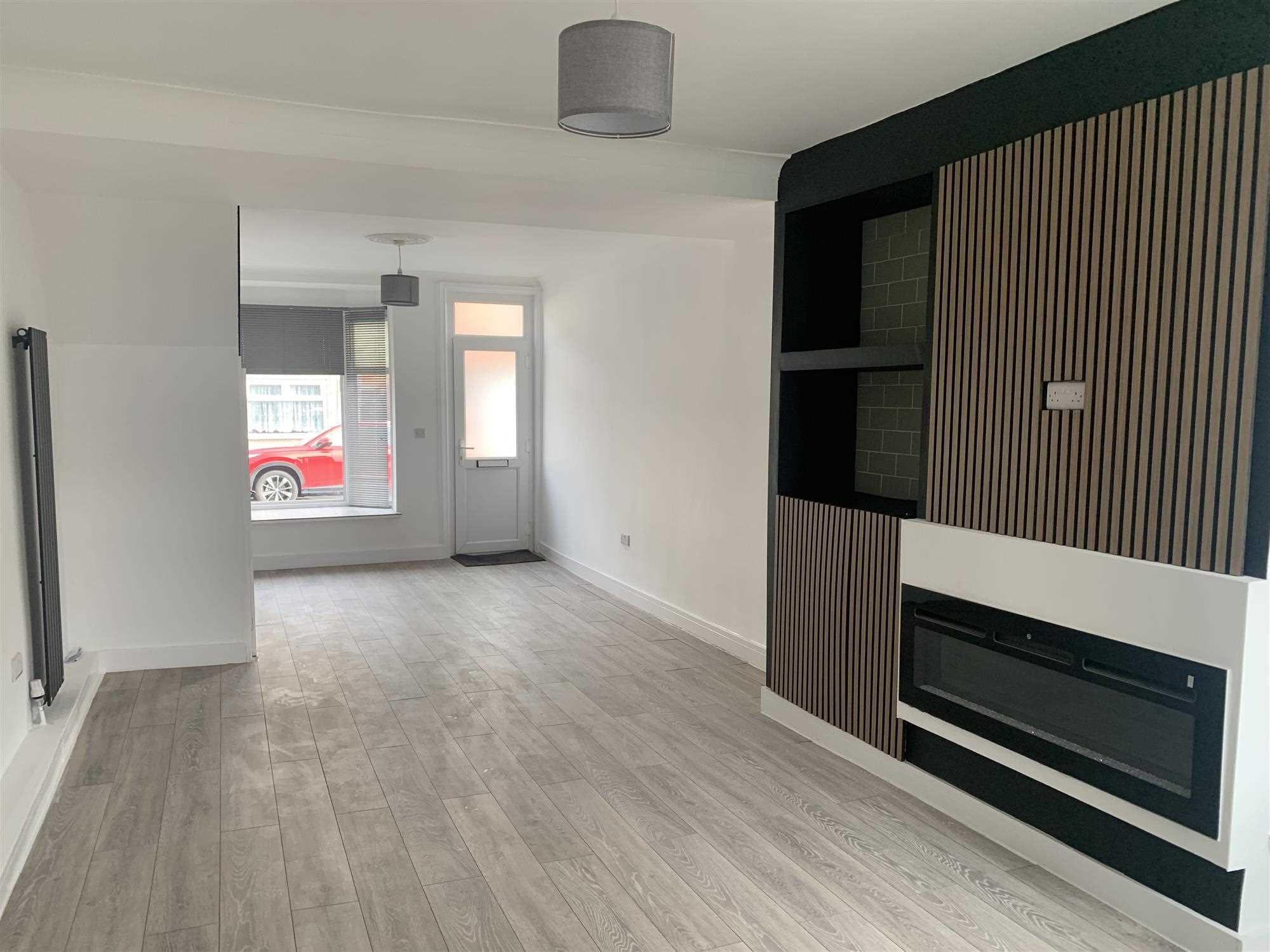 Queen Street - Picture 4