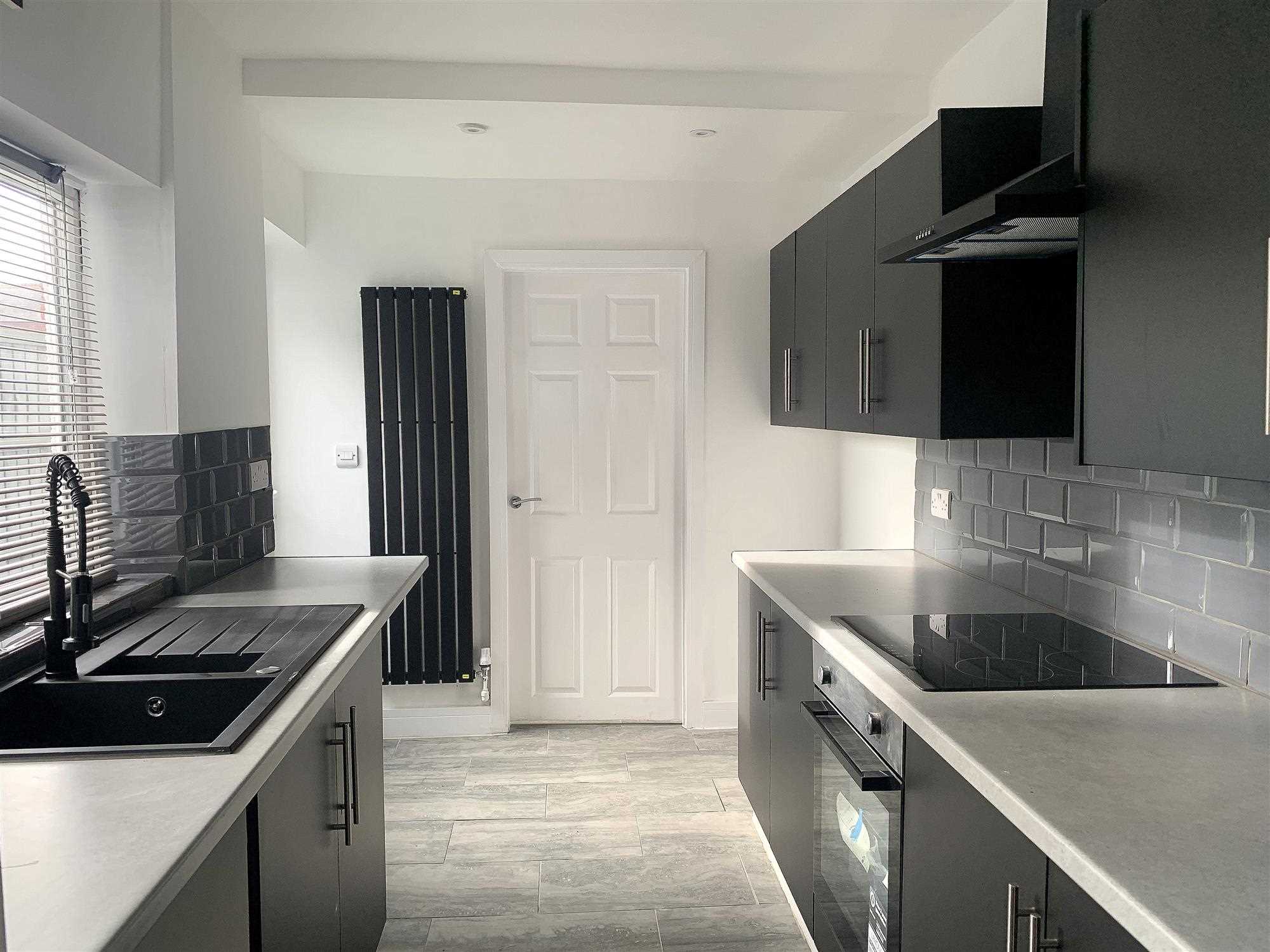 Queen Street - Picture 6