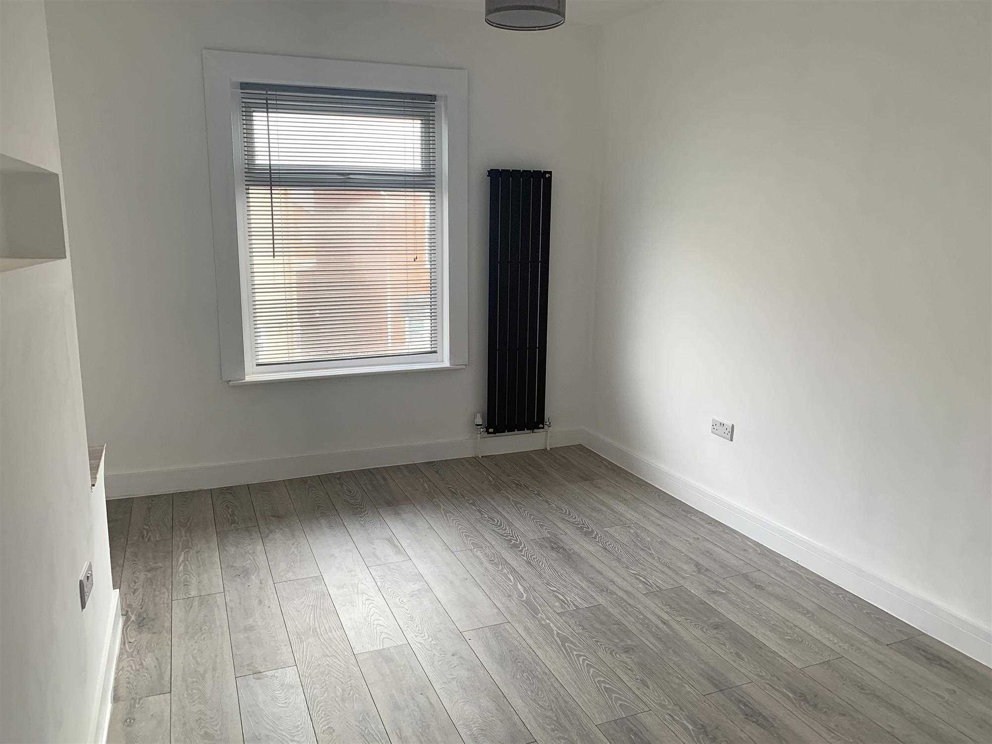 Queen Street - Picture 9