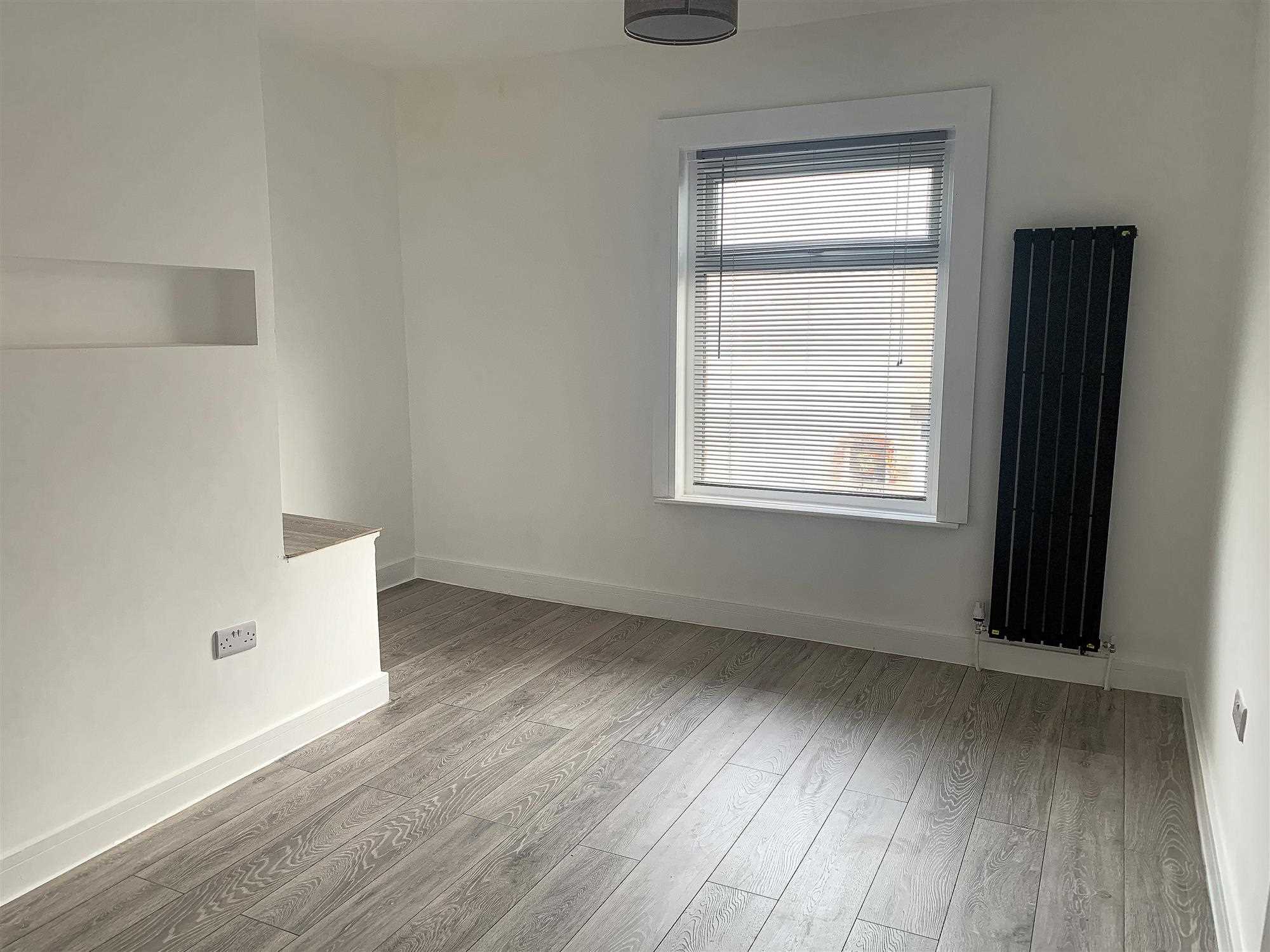 Queen Street - Picture 10