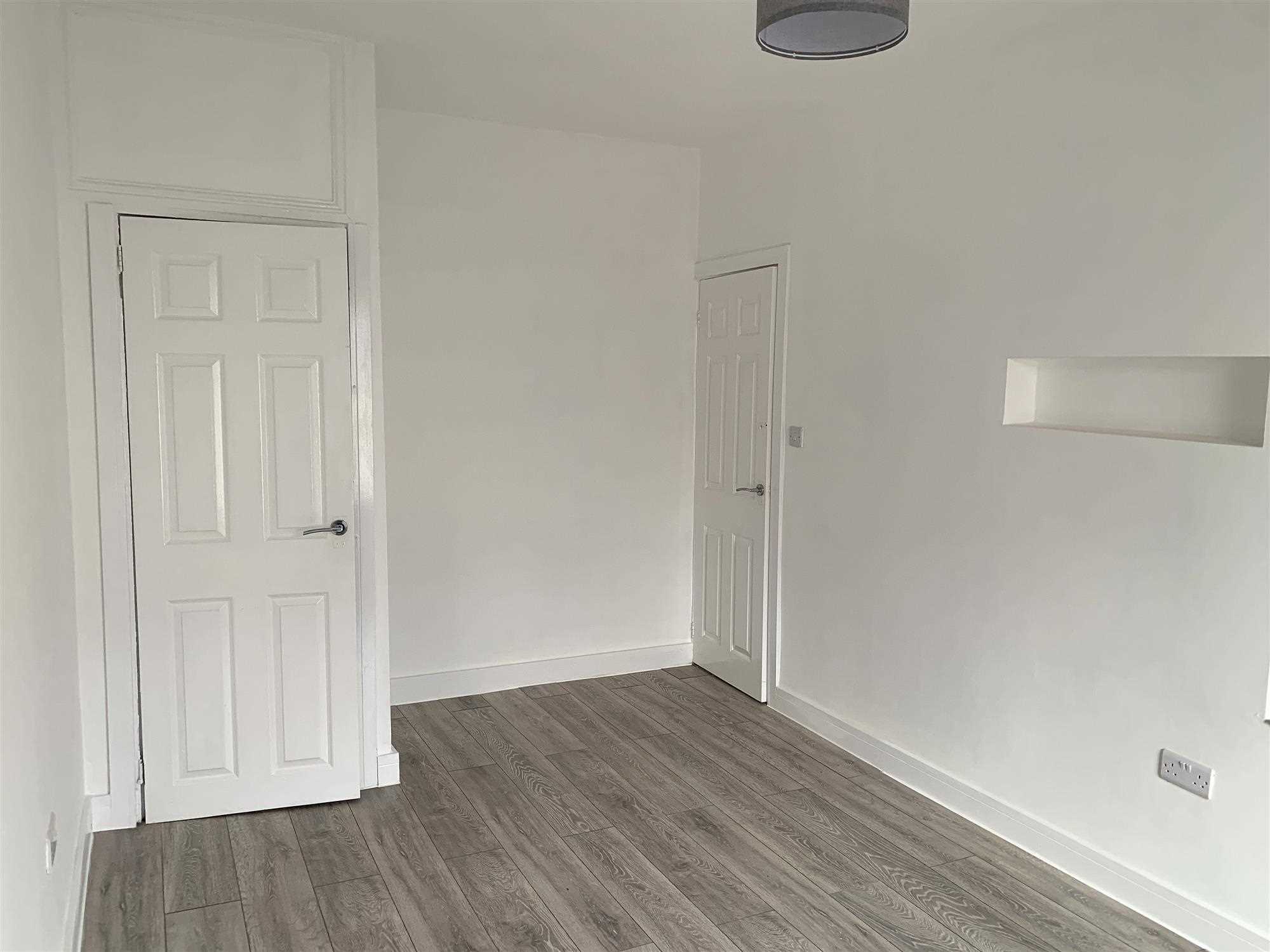 Queen Street - Picture 11