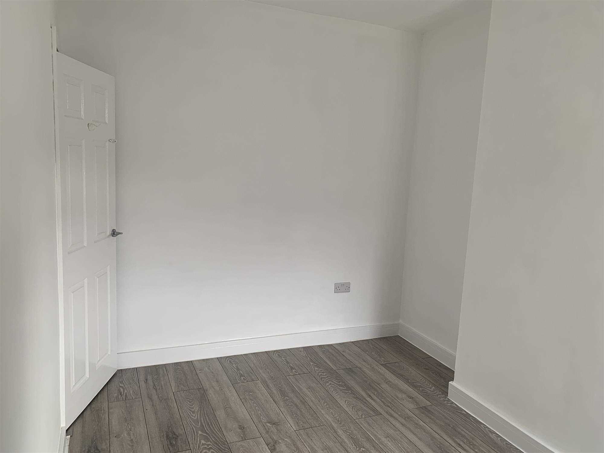 Queen Street - Picture 13