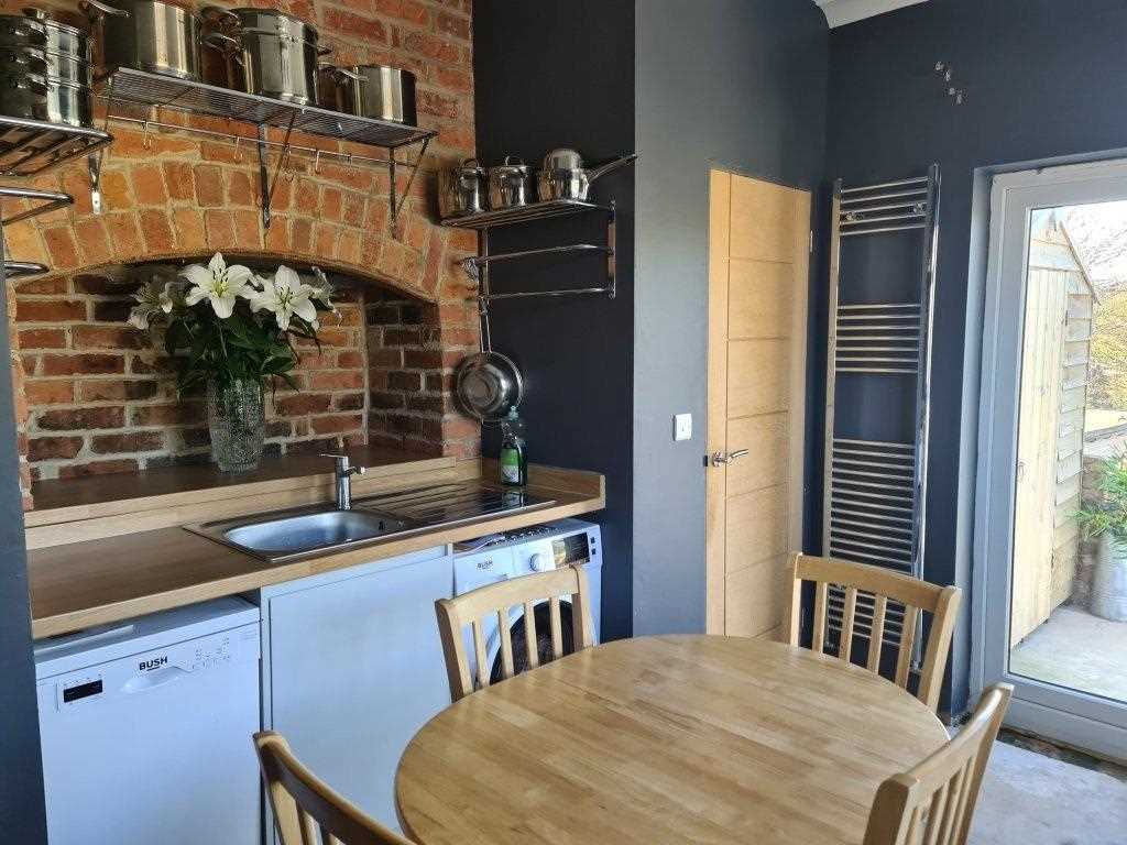 Hollin Hill Road - Picture 3